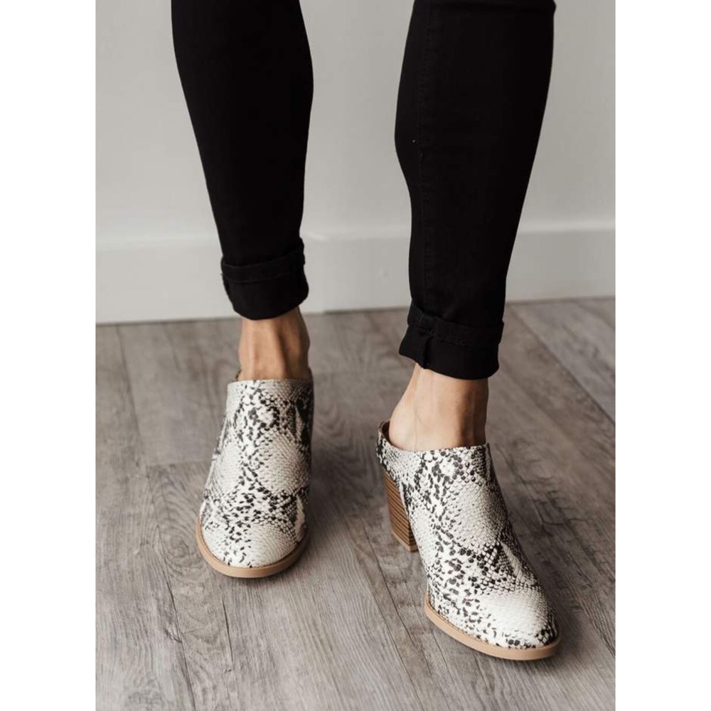 ❤️ Snakeskin print slip on grey mules 1 LEFT!!! - Picture 2 of 8
